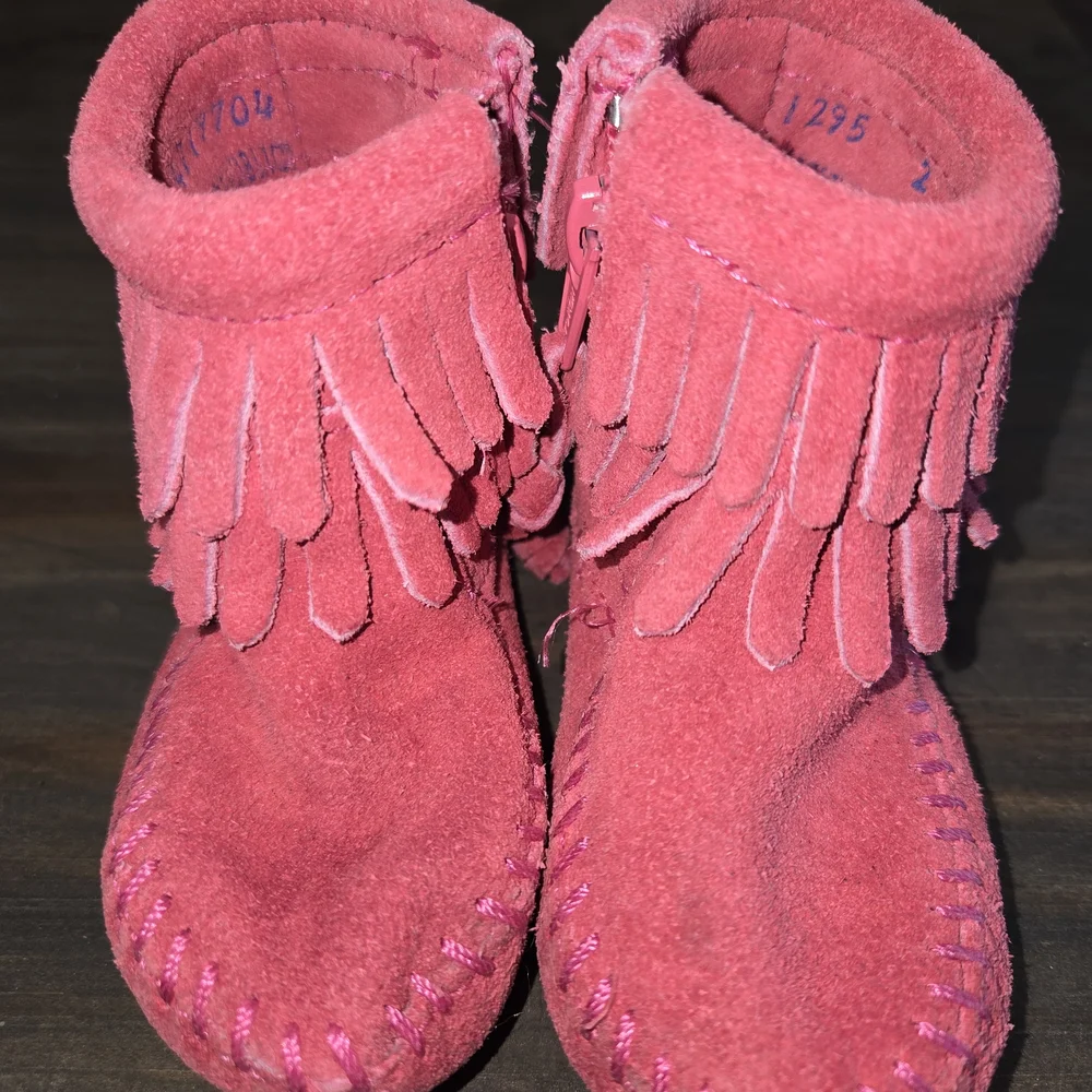 Minnetonka Baby Moccasins Size 2 Infant Pink Suede Leather Booties